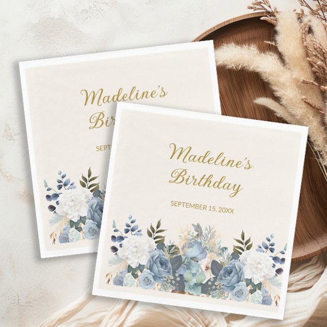 Servilleta De Papel Dusty Blue Floral Gold Feliz nombre de cumpleaños (Dusty blue watercolor floral birthday party napkins customized with your name and date of party)