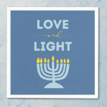 Servilleta De Papel El Menorah judío "Amor y Luz" Hanukkah Azul<br><div class="desc">Eleva tu mesa Hanukkah con estas servilletas "Amor y Luz" muy bien diseñadas. Con un fondo azul sereno, un brillante ilustracion menorah y el inspirador mensaje "Amor y Luz", estas servilletas le dan calidez y significado a sus reuniones de vacaciones. Perfecto para cenas familiares, fiestas o cualquier celebración festiva de...</div>