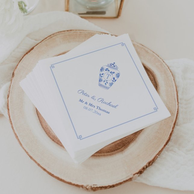 Servilleta De Papel Elegante Boda de Chinoiserie Monogram Blue White (Monogram watercolor ginger jar wedding napkins with blue and white greek key border)