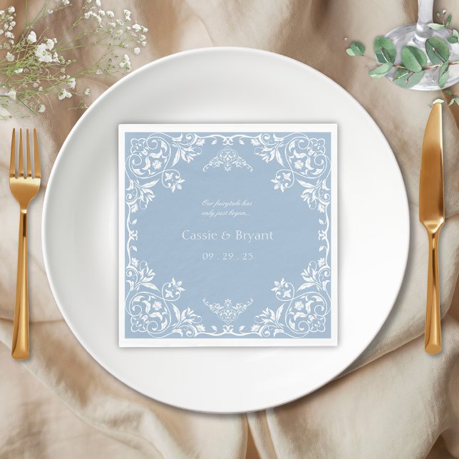 Servilleta De Papel Elegante Boda de Moda costera azul y blanco (Elegant light dusty blue regency era chinoiserie vintage wedding napkins with bride and groom names)