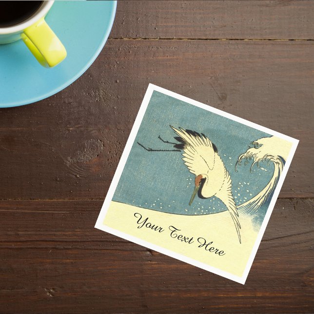 Servilleta De Papel Elegante grúa blanca negra volando sobre ola oceán (White crane bird flying over large ocean wave in blue sky on napkins.)