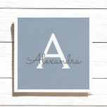 Servilleta De Papel Elegante Monograma moderno Minimalista azul turbio<br><div class="desc">Presentamos nuestra Dusty Blue Minimalista Monogram Elegant Collection: Eleva tu estilo con sofisticación y encanto intemporal. Nuestra colección presenta diseños minimalistas en un suave y polvoriento matiz azul, realzados con elegantes monogramas adaptados a su gusto personal. Desde la papelería refinada hasta los accesorios versátiles, cada pieza de nuestra colección está...</div>
