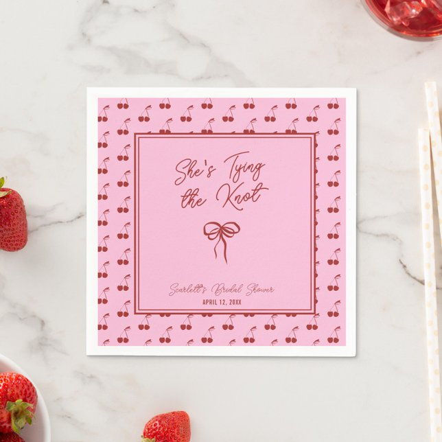 Servilleta De Papel Ella está Atando el Nudo Cóctel para Despedida de  (Add a cheerful touch with these custom "She's Tying the Knot" bridal shower cocktail napkins)