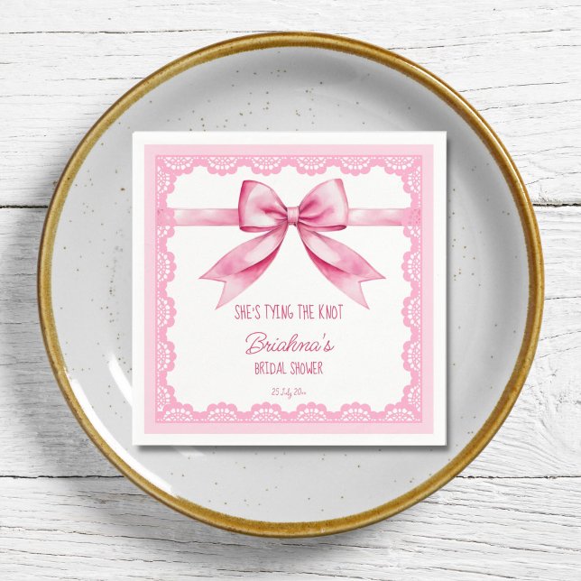 Servilleta De Papel Ella está atando el nudo lazo de boda impreso (She's tying the knot pink bow retro lace bridal shower printed napkins template personalized decor)