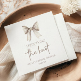 Servilleta De Papel Ella está atando la ducha de novias de piel blanca