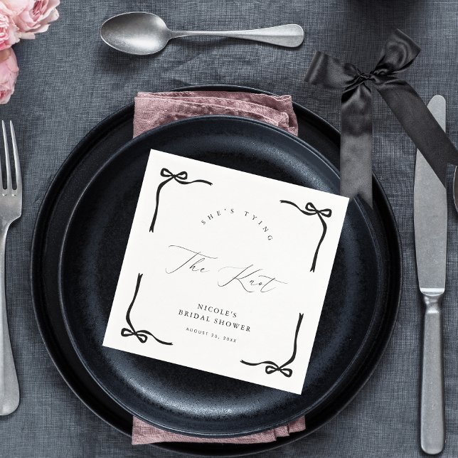 Servilleta De Papel Ella está atando las servilletas de barro negro de (Subido por el creador)