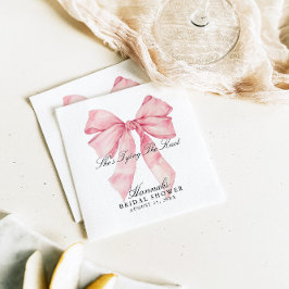 Servilleta De Papel Ella está atando las servilletas de las bocas rosa