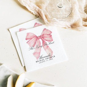 Servilleta De Papel Ella está atando las servilletas de las bocas rosa