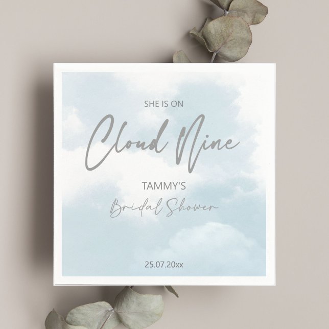 Servilleta De Papel Ella está en la ducha de regalos de novia nube nue (She is on cloud nine bridal shower tableware personalized template napkins cloud bridal shower)