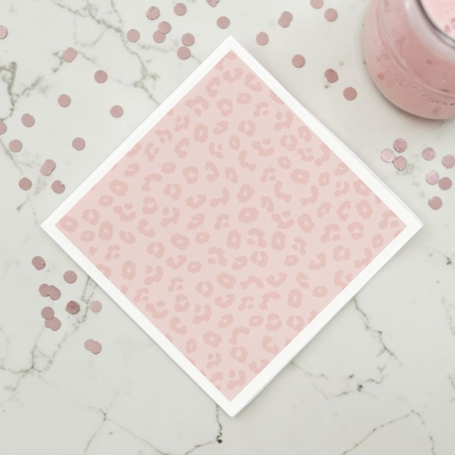 Servilleta De Papel Estampado de Leopardo en Rosa (A pink leopard print napkin on a white marble countertop with muted pink confetti and a pink drink.)