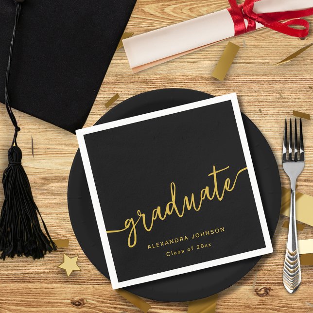 Servilleta De Papel Fiesta de Graduación con Letra Moderna y de Moda (Elegant black and gold graduation party custom paper napkins with graduate name and class of 2025)