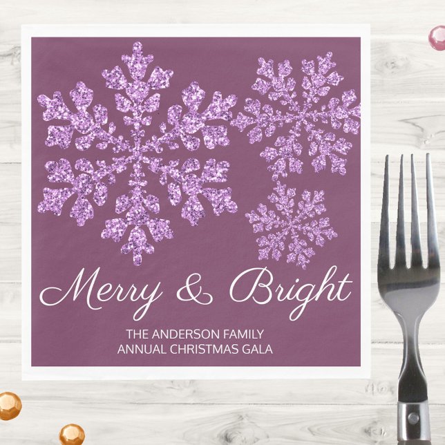 Servilleta De Papel Fiesta de Navidades mínimos de platillos de copo d (Personalize these Merry & Bright Christmas personalized paper napkins in dark purple with snowflakes)