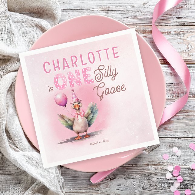Servilleta De Papel Fiesta de Primer Cumpleaños de Silly Goose Niña Ro (Silly goose first birthday napkins with pink watercolor design and soft pastel party style)