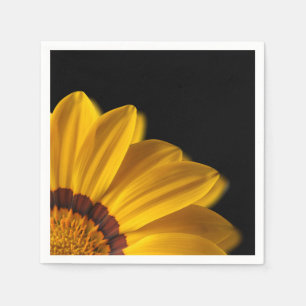 Servilleta De Papel Flor amarilla sobre fondo negro