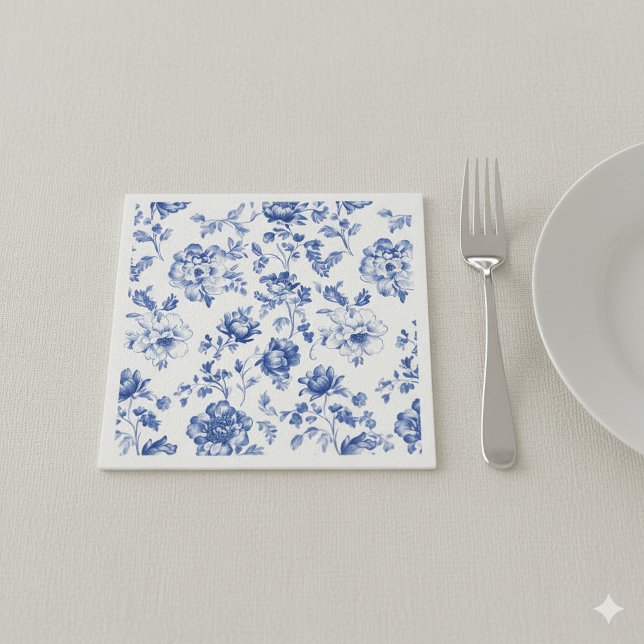 Servilleta De Papel Floral azul y blanca Delfware (Light blue and white delftware style paper napkin.)