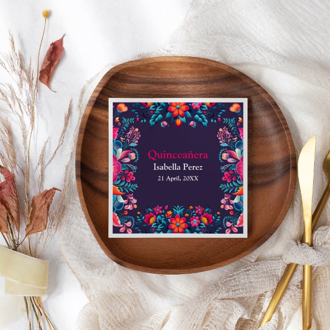 Servilleta De Papel Floral Quinceanera Purple Mexican Fiesta Cumpleaño (Floral Quinceanera Purple Mexican Fiesta Birthday Napkins on a table with flowers.)