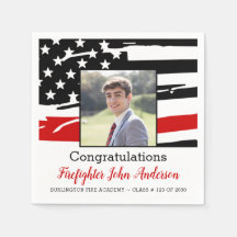 Foto de bombero graduado delgado de la línea roja