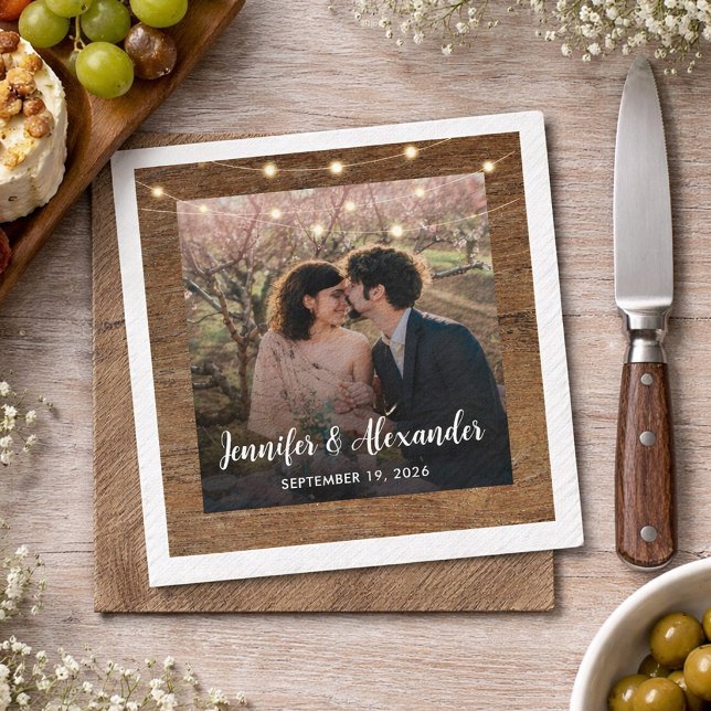 Servilleta De Papel Foto de luces de cuerda rústicas boda (Rustic string of lights photo wedding napkins. For your rustic country wedding party or dinner.)