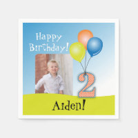 Foto de segundo cumpleaños de un niño con globos d