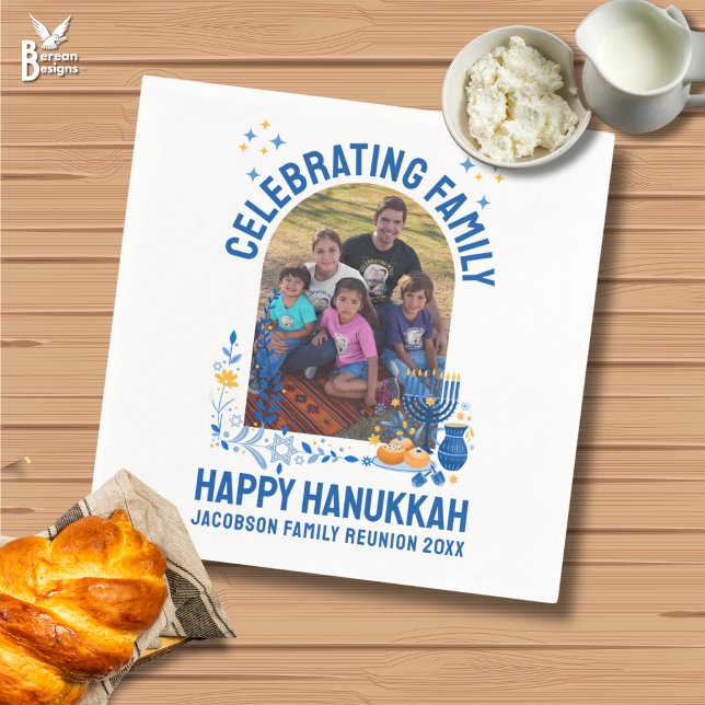 Servilleta De Papel Foto del Personalizable de REUNIÓN FAMILIAR HANUKK (Celebrating Family Hanukkah napkins with customizable photo and text. Ideal for Chanukah reunions.)