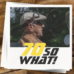 Servilleta De Papel Funny 70, así que qué cita foto 70 cumpleaños<br><div class="desc">Funny 70,  así que qué servilletas de la cita Foto 70th Birthday Party. Un texto motivacional y divertido 70 Así que lo que es genial para una persona con sentido del humor. El texto es de color amarillo y negro. Añade tu foto. Puedes cambiar la edad.</div>