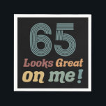 Servilleta De Papel Funny Vintage 65th Birthday<br><div class="desc">¡Una gran idea de regalo de humor de cumpleaños para hombres y mujeres que saben que se ven bien a medida que envejecen! Un divertido regalo de cumpleaños para tu mamá,  papá,  abuela,  abuelo,  hermano o amigo.</div>
