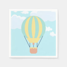 Globo de aire caliente verde y amarillo en el ciel