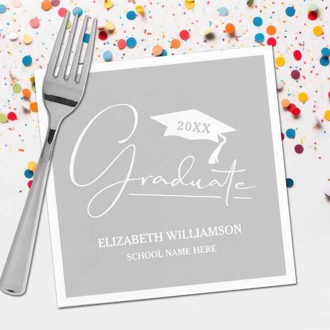 Servilleta De Papel Gorra de graduación de guión blanco gris plateado (Your name, class year and "Graduate" in a cool script on silver gray school color party napkins)
