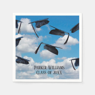 Servilleta De Papel gorras de graduación negras en el cielo