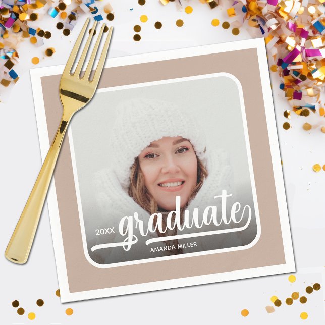 Servilleta De Papel Graduación de foto negrita de escritura taupe (Your photo, name, class year and "Graduate" in a cool script on taupe background party napkins)