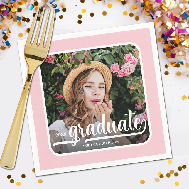 Servilleta De Papel Graduación de foto negrita guión rosa (Your photo, name, class year and "Graduate" in a cool script on pink background party napkins)