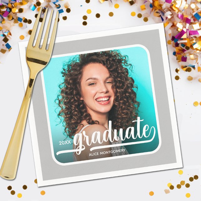 Servilleta De Papel Graduación Foto Negrita Script Plata Gris (Your photo, name, year and "Graduate" in a cool script on silver gray background party napkins)