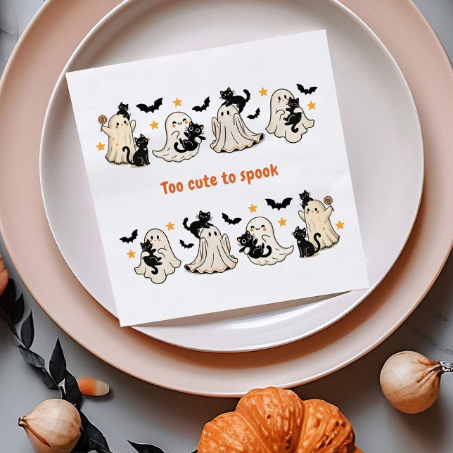 Servilleta De Papel Halloween Cute Gracioso Fantasma Gato - Fiesta Caí (Halloween Cute Funny Spooky Ghost Cat - Fall Party Napkins on a dinner table with autumn decor.)