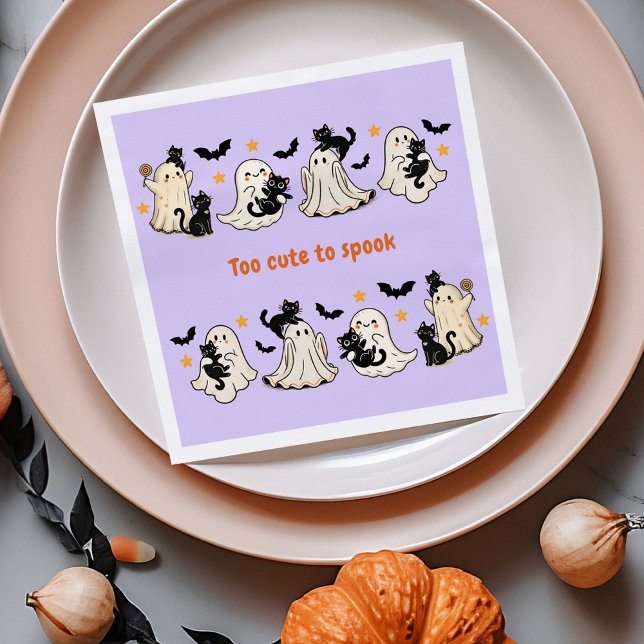 Servilleta De Papel Halloween Cute Gracioso Fantasma Gato - Fiesta Caí (Halloween Cute Funny Spooky Ghost Cat - Fall Party Napkins on a dinner table with autumn decor.)