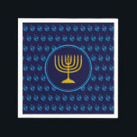 Servilleta De Papel HANUKKAH | Papel AZUL Dreidel Menorah<br><div class="desc">Celebra tu fe fuerte y orgullosa durante la temporada HANUKKAH con este elegante PAPEL NAPKIN azul medianoche y cyan dreidel. El diseño muestra una menorah de color dorado en el centro, ambientada con un patrón de dreidel azul cian con fondo azul medio.Este PAPER NAPKIN es adecuado para cualquier evento de...</div>