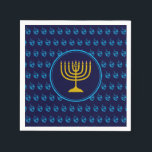 Servilleta De Papel HANUKKAH | Papel AZUL Dreidel Menorah<br><div class="desc">Celebra tu fe fuerte y orgullosa durante la temporada HANUKKAH con este elegante PAPEL NAPKIN azul medianoche y cyan dreidel. El diseño muestra una menorah de color dorado en el centro, ambientada con un patrón de dreidel azul cian con fondo azul medio.Este PAPER NAPKIN es adecuado para cualquier evento de...</div>