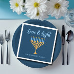 Servilleta De Papel Hanukkah Personalizado de amor y luz Menorah Fiest<br><div class="desc">Personalizado lindo Amor y Luz Hanukkah papel servilleta para una cena familiar judía o un fiesta Chanukah con una sinagoga. Personalice esta decoración de bonito con su propio apellido o información de grupo en azul bajo la menorah oro de bonito.</div>