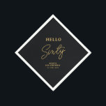 Servilleta De Papel Hola Sesenta | Black & Gold 60th Birthday Party<br><div class="desc">Esta servilleta de papel negro y dorado añadirá un detalle elegante a su celebración de cumpleaños número 60. Este diseño presenta la tipografía moderna "Hello Sixty" con texto personalizado. En mi tienda BaraBomDesign hay disponibles invitaciones y suministros para fiestas coincidentes.</div>