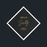 Servilleta De Papel Hola Sesenta | Black & Gold 60th Birthday Party<br><div class="desc">Esta servilleta de papel negro y dorado añadirá un detalle elegante a su celebración de cumpleaños número 60. Este diseño presenta la tipografía moderna "Hello Sixty" con texto personalizado. En mi tienda BaraBomDesign hay disponibles invitaciones y suministros para fiestas coincidentes.</div>