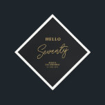 Servilleta De Papel Hola Setenta | Black & Gold 70th Birthday Party<br><div class="desc">Esta servilleta de papel negro y dorado añadirá un detalle elegante a su celebración de cumpleaños número 70. Este diseño presenta la tipografía moderna "Hello Setenta" con texto personalizado. En mi tienda BaraBomDesign hay disponibles invitaciones y suministros para fiestas coincidentes.</div>