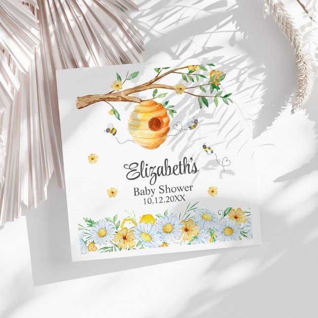 Servilleta De Papel Honeycomb Bee Chamomile Baby Shower (Honeycomb Bee Chamomile Baby Shower Napkins on a sunny boho white table.)