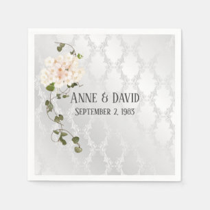 Servilleta De Papel Hydrangea Bouquet sobre satén blanco