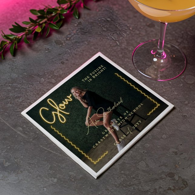 Servilleta De Papel Imagen de graduado con ondulación de neón amarillo (Modern Glow Script Yellow Neon Wavy Graduate Photo Napkins)
