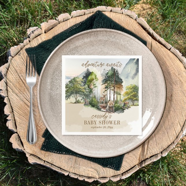 Servilleta De Papel La aventura rústica de Woodland espera a su joven  ("adventure awaits" with this rustic woodland bear and forest animals boy baby shower design.)