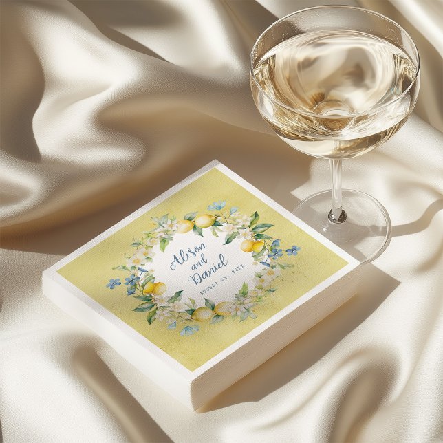 Servilleta De Papel La Dolce Vita Lemon Boda Floral Papel Napkin (Elegant yellow napkin with watercolor lemon and floral wreath, perfect for weddings and parties.)