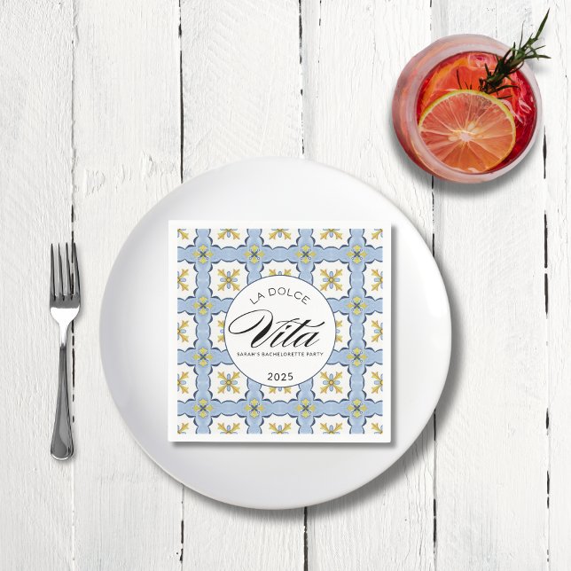 Servilleta De Papel La esposa Lotus Personalizado Bachelorette Cocktai (“La Dolce Vita” Cocktail Napkins for Amalfi Coast Bachelorette – White Lotus Party Theme 🍋💍 SHOP NOW)