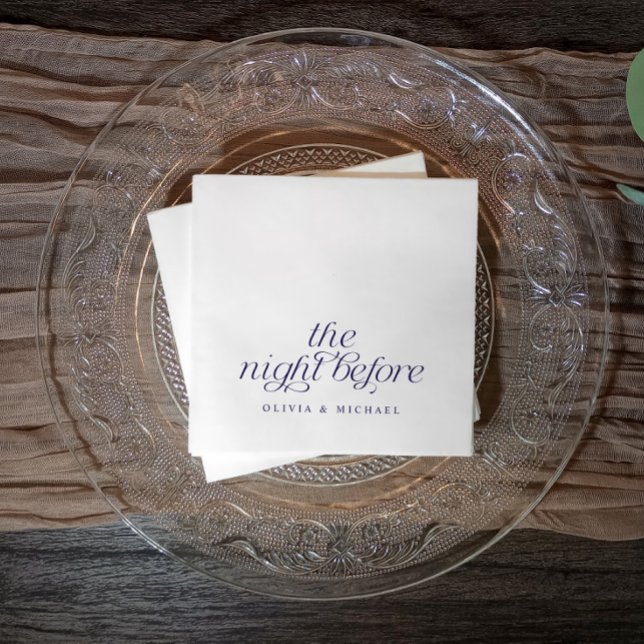 Servilleta De Papel La noche antes de la cena del ensayo azul oscuro (Elegant rehearsal dinner napkins in navy blue on an elegant plate on a rustic vintage table.)