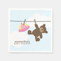 La ropa rosada para bebés y el oso de peluche