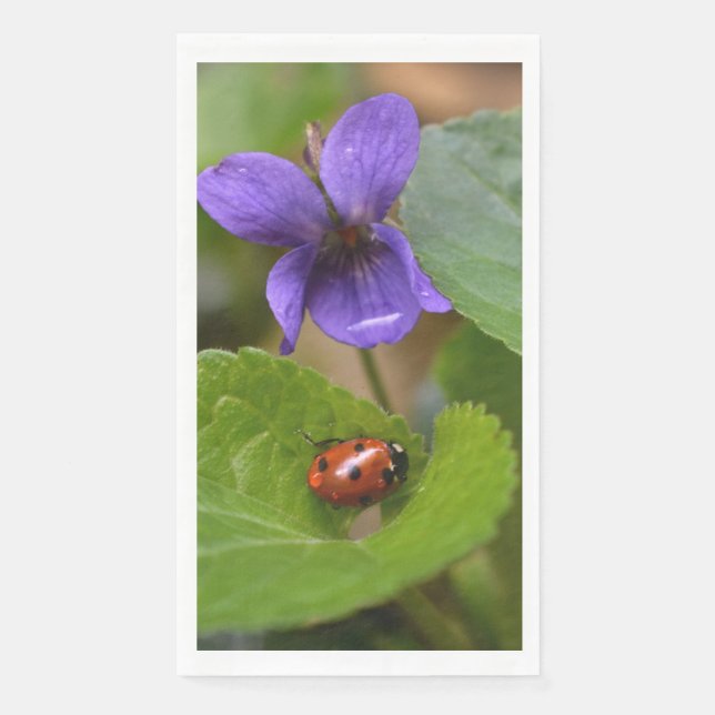 Servilleta De Papel Ladybug sobre las dulces flores violetas (Anverso)