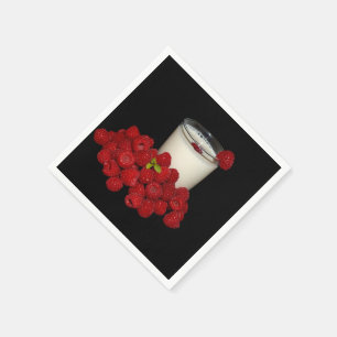 Servilleta De Papel leche blanca con frambuesas rojas sobre un fondo n
